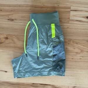 Lululemon Multi-Pocket Cargo High-Rise Hiking Short 5” Laurel Green